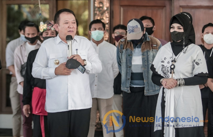 Caption: Bupati Jember Hendy Siswanto, saat Menyambut Kedatangan Linkrafin Usai Menjadi Juara pada Lomba Karya Musik Anak Komunitas Kemenparekraf.