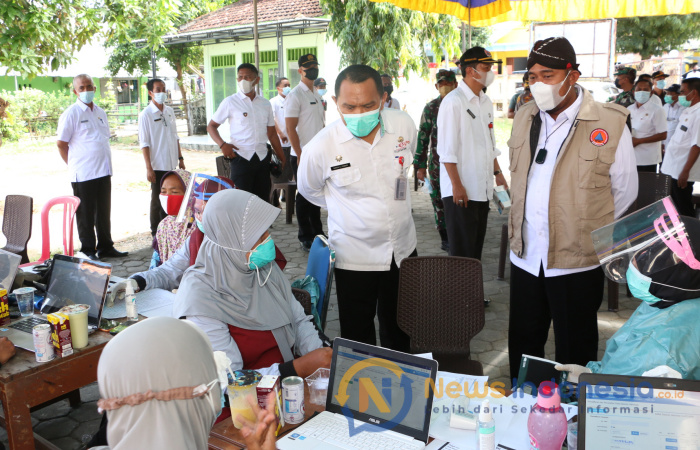 Foto: Bupati Sumenep, Achmad Fauzi, saat meninjau proses vaksinasi untuk warga, hal itu akan dilaksanakan di setiap kecamatan secara bergiliran guna percepatan vaksinasi.