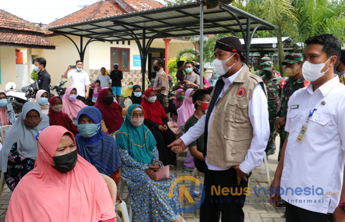 Foto: Bupati Sumenep, Achmad Fauzi, berbincang dengan warga saat meninjau pelaksanaan vaksinasi massal di kantor Kecamatan Kota.