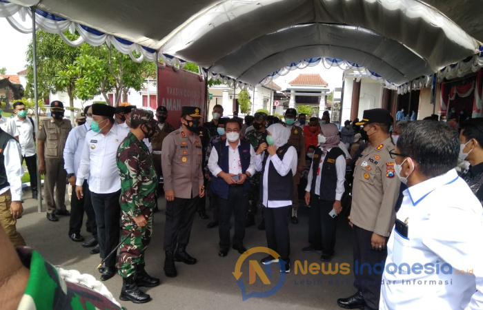Foto: Gubernur Jatim, Khofifah IP beserta Rombongan Forkopimda Jatim saat memantau vaksinasi masal di Kabupaten Sampang, Madura, Jawa Timur.