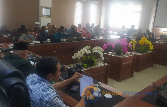 Caption: DPRD Kabupaten Jember, saat menggelar rapat gabungan Komisi dalam agenda hearing bersama warga dan perusahaan tambak udang.