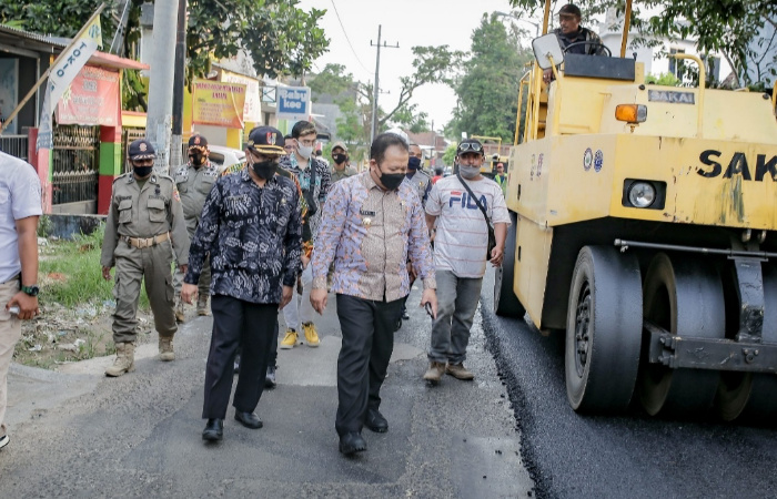 Caption : Bupati Hendy Siswanto Meninjau Langsung Uji Coba Material Pengaspalan.