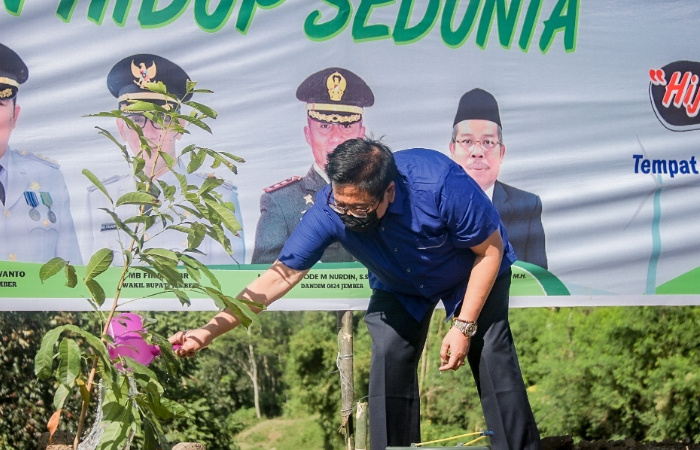 Caption: Sekda Ir Mirfano Menanam Bibit Pohon dalam Kegiatan Hari Lingkungan Hidup Se-dunia.