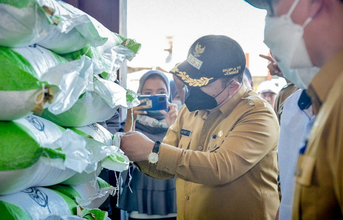 Caption : Bupati Hendy Siswanto Memeriksa Sak Pakan Ikan (Doc Humas Pemkab Jember)
