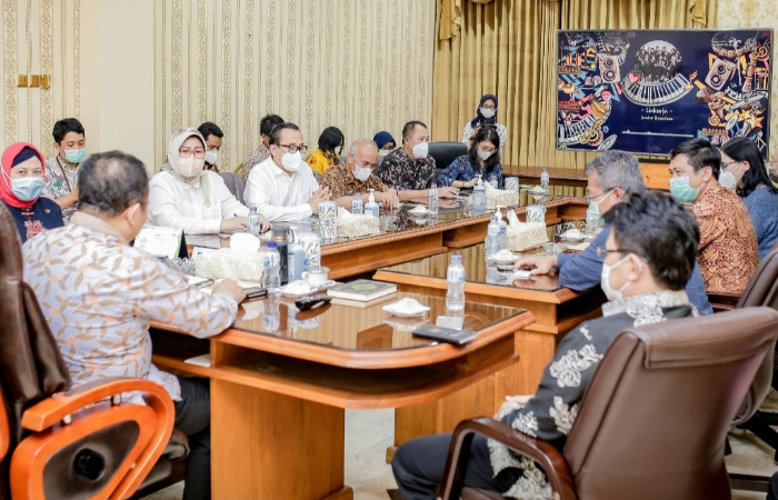 Caption : Bupati Hendy Siswanto Menerima Kunjungan Kerja Asisten Deputi Kemenko Perekonomian RI.