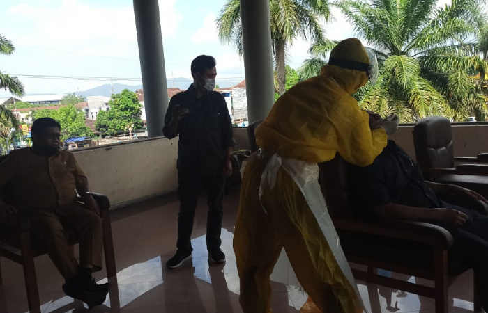 Caption: Seluruh anggota DPRD Jember dan Jajaran Pemkab Jember Menjalani Tes Swab Antigen Usai.