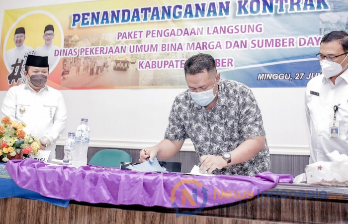 Foto: Bupati Jember Hendy Siswanto (kiri) Menandatangani Kontrak Pengadaan Langsung di PU Bina Marga SDA (Dok Humas)