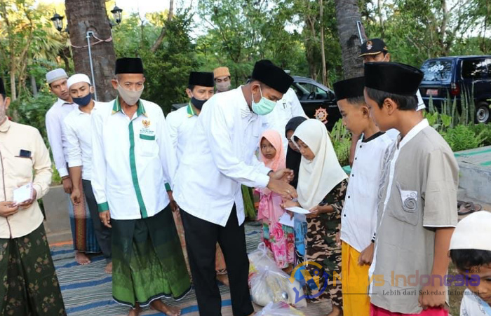 Foto: Bupati Sumenep, Achmad Fauzi, saat memberikan santunan kepada anak yatim.