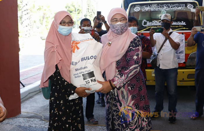 Foto: Wakil Bupati Sumenep Hj. Dewi Khalifah, saat penyaluran perdana Bantuan Sosial Beras PPKM 2021 Perum Bulog Kancab Madura di halaman Kantor Pemda Sumenep.