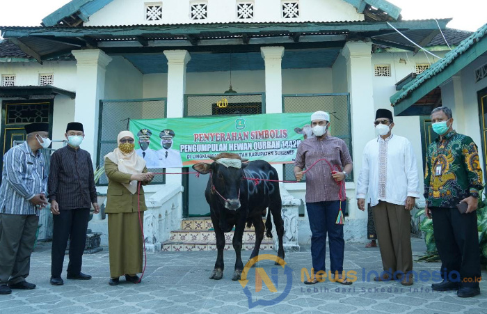 Foto: Wakil Bupati Sumenep, Hj. Dewi Khalifah, saat penyerahan hewan kurban kepada Masjid Jamik Sumenep.