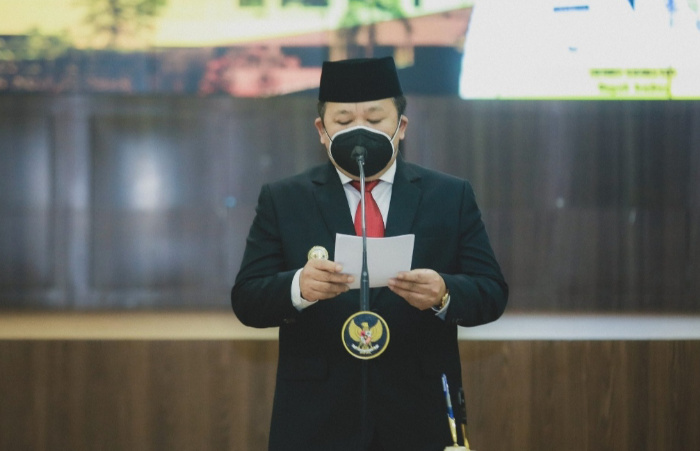 Foto: Bupati Jember, Hendy Siswanto, saat menyampaikan permintaan maaf disela rapat paripurna bersama DPRD Jember.