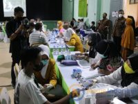 Sejumlah siswa SMAN 1 Kalianget, saat mengikuti program vaksinasi Covid-19.