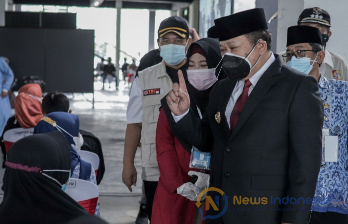 Foto: Bupati Jember, Hendy Siswanto, saat memantau pelaksanaan vaksinasi di Sekolah Perempuan Jember.