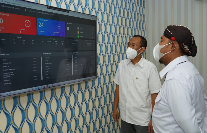 Foto: Bupati Sumenep, Achmad Fauzi, saat mengunjungi pusat operator layanan Nomor Tunggal Panggilan Darurat Call Center 112.