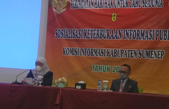 Foto: Wakil Bupati Sumenep, Nyai Hj. Dewi Khalifah, saat menghadiri peringatan Hari Hak Tahu se-Dunia, di Hotel De Baghraf Sumenep. (Foto: Sumenepkab.go.id)
