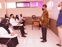 Foto: Sekda Ir. Edy Rasiyadi, saat meninjau langsung pelaksanaan Computer Assisted Test (CAT) SKD CPNS dan PPPK Kabupaten Sumenep, di Universitas Bahaudin Mudhary (Uniba) Madura, Batuan.