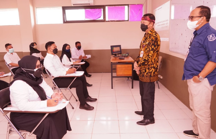 Foto: Sekda Ir. Edy Rasiyadi, saat meninjau langsung pelaksanaan Computer Assisted Test (CAT) SKD CPNS dan PPPK Kabupaten Sumenep, di Universitas Bahaudin Mudhary (Uniba) Madura, Batuan.