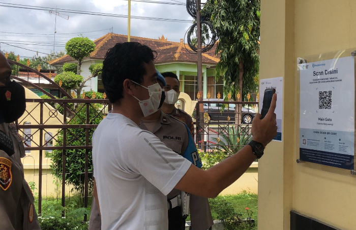 Foto: Aplikasi Peduli Lindungi bagi anggota dan pengunjung Polresta Banyuwangi yang masuk dan keluar Mapolresta Banyuwangi.