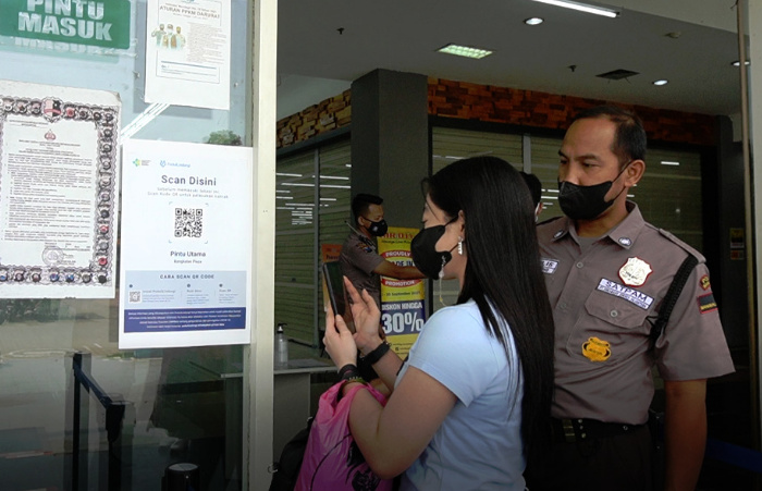 Foto: Penerapan aplikasi Pedulilindungi di wilayah Mapolres Bangkalan dan pusat perbelanjaan.