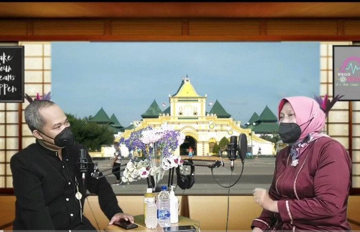 Foto: Tangkap layar Direktur RSUD dr. H. Moh Anwar Sumenep, dr. Erliyati, saat berbincang dalam podcast di channel RSUD dr. H. Moh. Anwar Sumenep.