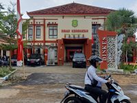 Foto: Pengendara motor saat melintas di depan kantor Dinas Kesehatan (Dinkes) Kabupaten Sumenep.