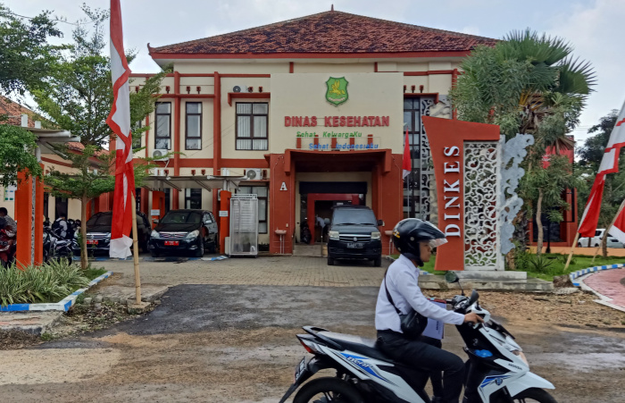 Foto: Pengendara motor saat melintas di depan kantor Dinas Kesehatan (Dinkes) Kabupaten Sumenep.