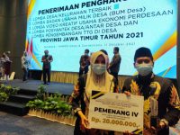 Foto: Kepala Desa Lobuk, Moh Saleh, bersama ketua TP PKK Lobuk, Yusnayati, usai menerima piagam penghargaan Lomba desa dan Kelurahan di Jawa Timur.