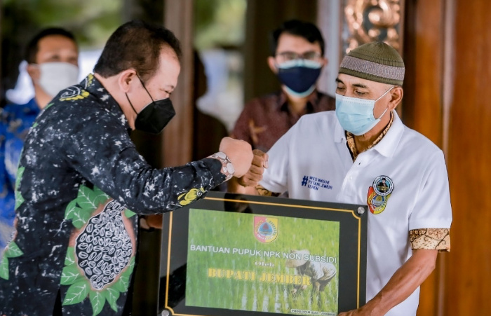 Foto: Bupati Jember, Hendy Siswanto secara simbolis menyerahkan bantuan pupuk NPK non subsidi.