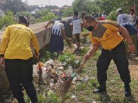 Foto: Sat Binmas Polres Sampang dibantu para Santri Assirojiyah Kajuk, melakukan Bakti Sosial Bersih bersih Bantalan Kali Kemoning.