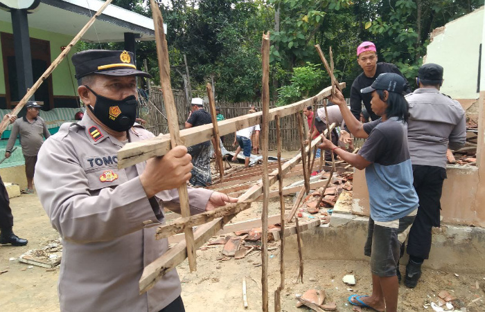 Foto: Kapolsek Kota, Iptu Tomo, beserta anggota dibantu warga setempat, saat laksanakan kerja bakti dan pemberiaan sembako, kepada keluarga pak Ali korban puting beliung.