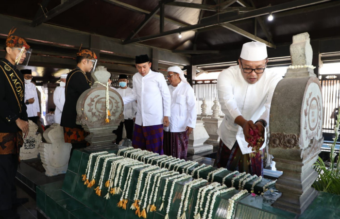 Foto: Rombongan Bupati dan Wakil Bupati Sampang beserta Jajaran Forkopimda Ziarah Ke Makam Leluhur, saat peringatan Hari Jadi Kab Sampang Ke-398.