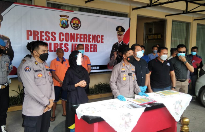 Foto: Polres Jember menggelar press conference kasus pembunuhan yang terjadi tahun 2013 silam.