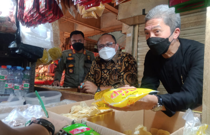 Foto: Waki Wali Kota Bogor, Dedie A Rachim (kanan), Ketua DPRD Kota Bogor, Atang Trisnanto (tengah) dan Kasatpol PP, Agustiansyah (kiri) saat sidak di pasar Bogor.
