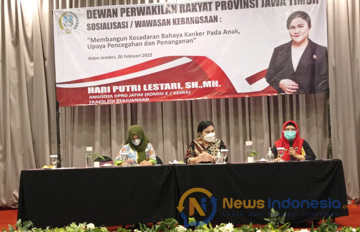 Foto: Kepala Dinas Kesehatan Jember Lilik Lailiyah (kanan) saat sosialisasi membangun kesadaran bahaya kanker pada anak.