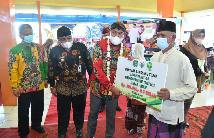 Foto: Bupati Sumenep Achmad Fauzi menyerahkan BLT Desa secara simbolis kepada perwakilan KPM di balai Desa Ellak Daya Kecamatan Lenteng.