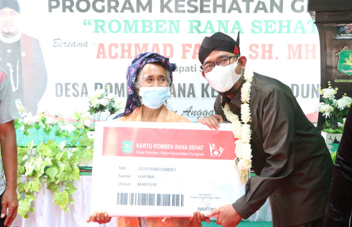 Foto: Bupati Sumenep, Achmad Fauzi saat menyerahkan kartu program kesehatan gratis Pemdes Romben Rana, secara simbolis.