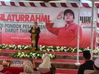 Foto: Ketua DPR RI Puan Maharani, meminta doa restu dari sejumlah kiai dan muslimat saat kunjungan kerja di Sumenep.