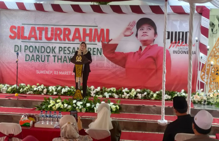 Foto: Ketua DPR RI Puan Maharani, meminta doa restu dari sejumlah kiai dan muslimat saat kunjungan kerja di Sumenep.