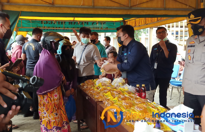 Foto: Pemkab Sumenep, saat menggelar pasar murah minyak goreng di pasar anom baru blok A.
