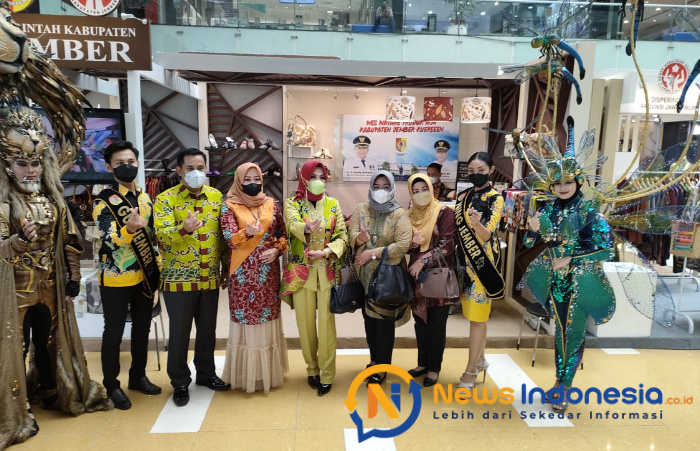 Foto: Delegasi Pemkab Jember di stand pameran 17th Batik, Bordir dan Aksesoris Fair 2022.