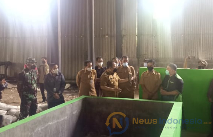 Foto: Bupati Jember Hendy Siswanto dan jajaran melihat tempat daur ulang di TPA Pakusari.