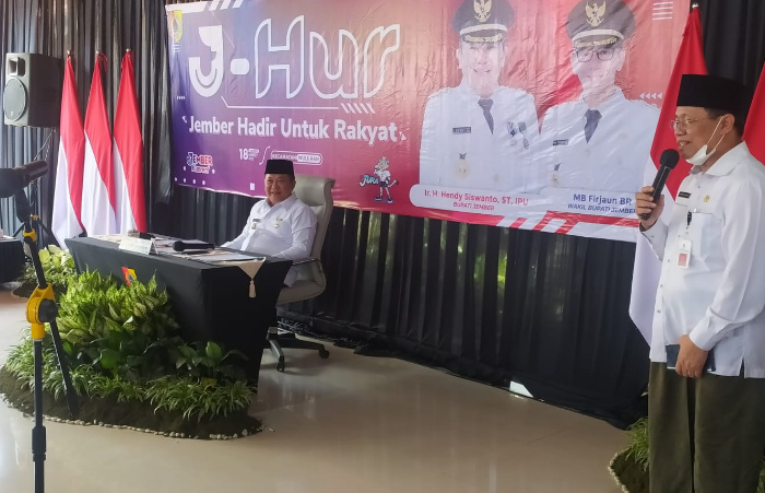 Foto: Kepala Dinas Koperasi Jember Arismaya Parahita menjawab aspirasi masyarakat di J-HUR Wuluhan.