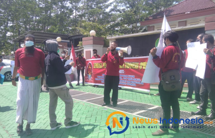Foto: LSM PHI menggelar unjuk rasa di depan kantor Pengadilan Agama Jember.