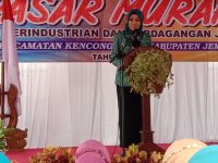 Foto: Ketua TP PKK Jember Kasih Fajarini membuka kegiatan Pasar Murah di Kecamatan Kencong.