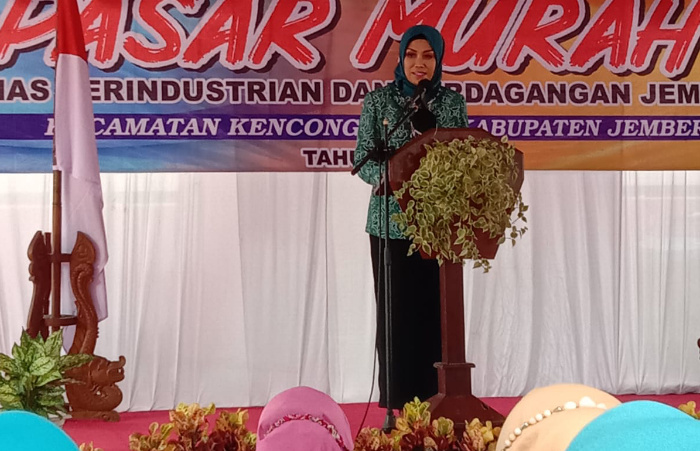Foto: Ketua TP PKK Jember Kasih Fajarini membuka kegiatan Pasar Murah di Kecamatan Kencong.