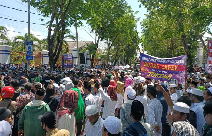 Foto: Gelombang aksi penolakan kebijakan Pemerintah dari BEM Sampang dan Forum Ummat Islam Bersatu Madura di kantor DPRD Sampang.