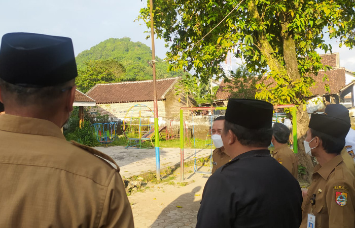 Foto: Bupati Jember Hendy Siswanto dan beberapa kepala OPD melihat penampakan gunung Jenggawah.