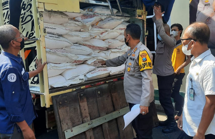 Foto: Kapolres Sampang AKBP Arman saat menunjukan BB Ratusan karung pupuk bersubsidi yang akan diselundupkan ke luar kota.