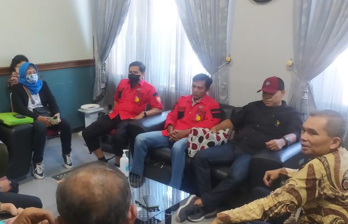 Foto: Disnaker Jember memediasi perselisihan antara Manajemen PDP Kahyangan dan Karyawan.