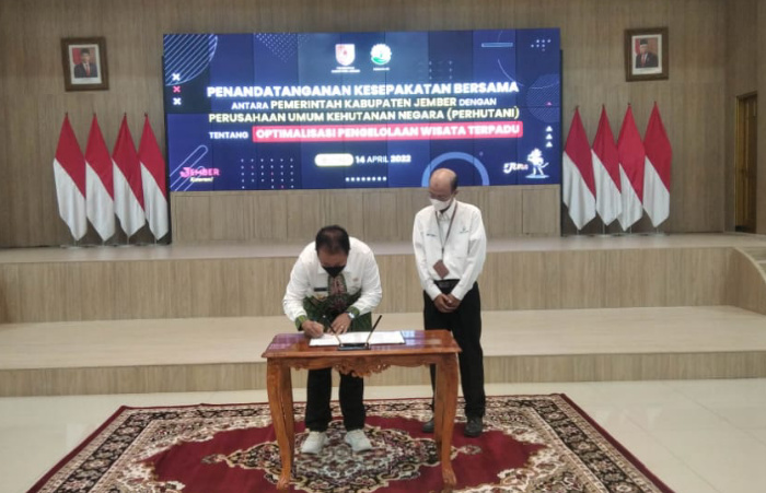 Foto: Bupati Hendy Siswanto menandatangani kerjasama dengan Perum Perhutani untuk mengoptimalkan destinasi wisata di Jember.